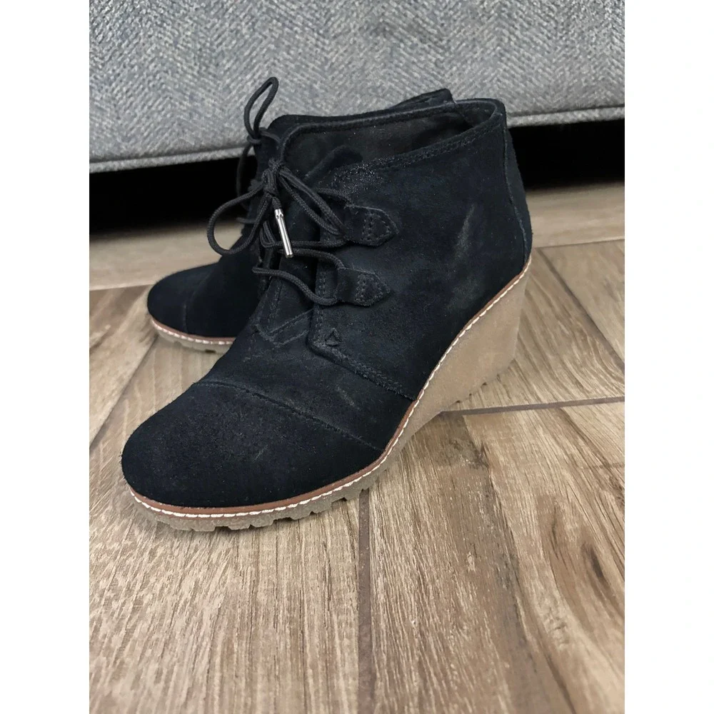 TOMS Black Suede Wedge Desert Ankle Boots Lace Up Crepe Sole‎ Women's Size 7
